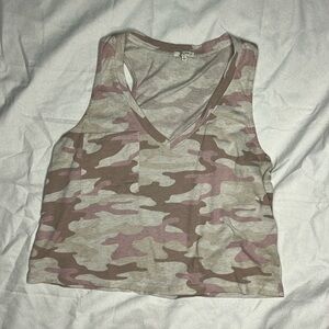 Z SUPPLY CAMO CROPPED V NECK WITH POCKET
